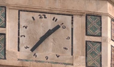 মসজিদে রহস্যময় ঘড়ি, উল্টো ঘুরে কাঁটা