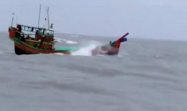 ঝড়ের কবলে পড়ে ট্রলার ডুবে একজনের মৃত্যু, জীবিত উদ্ধার হলেন ২৬ জেলে