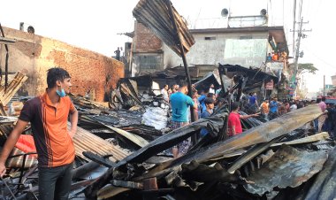 লালমোহনে ভয়াবহ অগ্নিকাণ্ডে ১৪ ব্যবসায়ীর স্বপ্ন পুড়ে ছাই