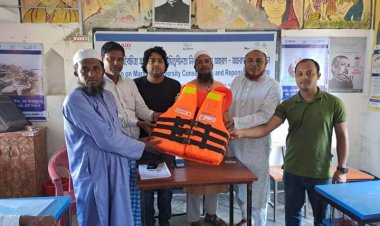 চরফ্যাশনে জেলেরা পেলেন জীবন রক্ষাকারী সরঞ্জাম