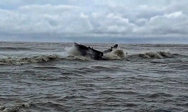 ঝড়ের কবলে পড়ে তজুমদ্দিনে ট্রলার ডুবে জেলে নিখোঁজ