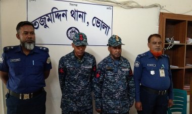 তজুমদ্দিনে নৌবাহিনীর দুই ভূয়া সদস‍্য আটক