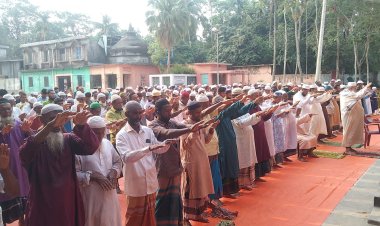 লালমোহনে রহমতের বৃষ্টির জন্য ইসতিসকার নামাজ আদায় 