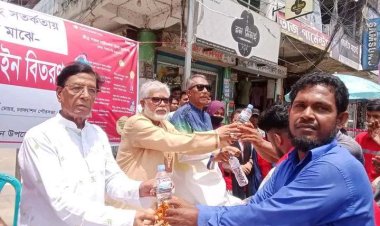 চরফ্যাশনে খাবার স্যালাইন ও বিশুদ্ধ পানি বিতরণ