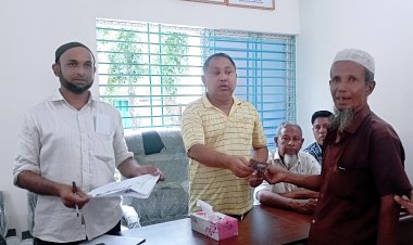 বোরহানউদ্দিনে ঝড়ে ক্ষতিগ্রস্তদের আর্থিক অনুদান প্রদান