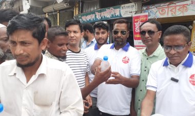 স্যালাইন পানি নিয়ে তৃষ্ণার্ত মানুষের পাশে মনিরুজ্জামান মনির