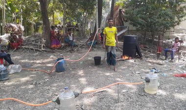 চরফ্যাশনে পলিথিন পুড়ে তেল তৈরি করেন রায়হান