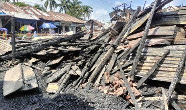 লালমোহনে অগ্নিকাণ্ডে ৭ ব্যবসাপ্রতিষ্ঠান পুড়ে ছাই