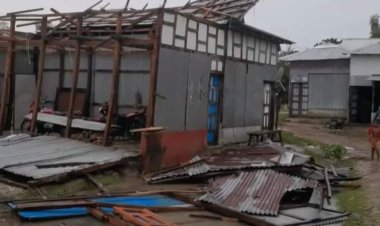 মনপুরায় ঝড়ে মেঘনায় ৬ ট্রলার ডুবি-অর্ধশতাধিক ঘরবাড়ি বিধ্বস্ত, জেলে নিখোঁজ