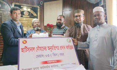 লালমোহনে নৌযানের অনুমতিপত্র বিতরণ কার্যক্রমের উদ্বোধন
