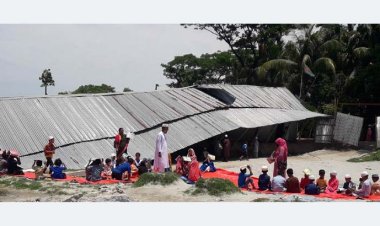 ঝড়ে বিধ্বস্ত স্কুলঘর, খোলা আকাশের নিচে পাঠদান