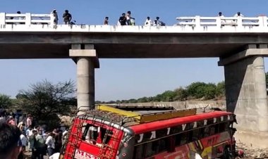 ব্রিজের রেলিং ভেঙে নিচে পড়ে নিহত বাসের ১৫ যাত্রী