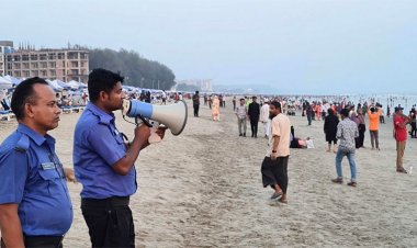 ঘূর্ণিঝড় দেখতে মানুষের ভিড়