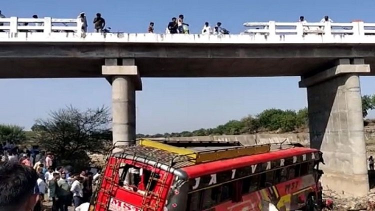 ব্রিজের রেলিং ভেঙে নিচে পড়ে নিহত বাসের ১৫ যাত্রী