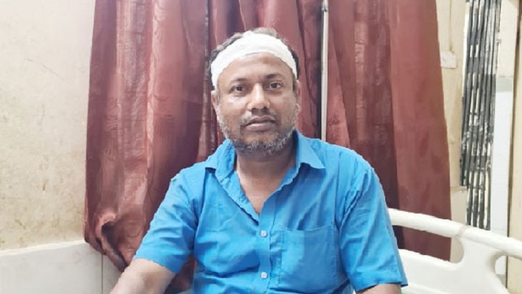 নকলে বাধা, পিটিয়ে শিক্ষকের মাথা ফাটিয়ে দিলো পরীক্ষার্থীরা