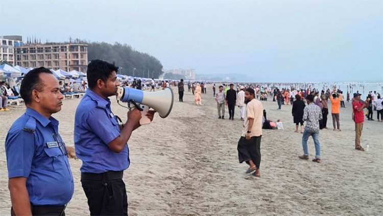 ঘূর্ণিঝড় দেখতে মানুষের ভিড়
