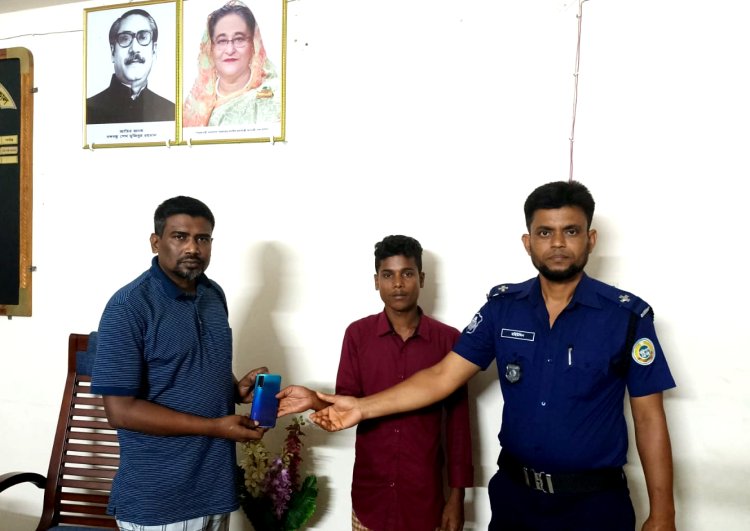 তজুমদ্দিনে হারানো ফোন ও প্রতারিত হওয়া টাকা মালিকদের উদ্ধার করে দিলো পুলিশ