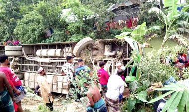 দৌলতখানে খাদে উল্টে পড়লো বাস, প্রাণে বাঁচলেন ৩৫ যাত্রী