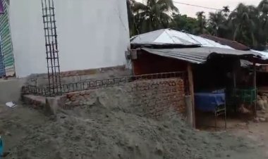 চরফ্যাশনের শশীভূষণে খাদ্য গুদামের সড়কে ঘর নির্মাণ