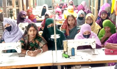 তজুমদ্দিনে ত্রিশ নারীর মিনি গার্মেন্টস