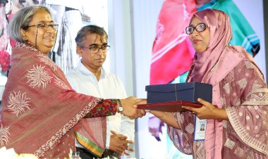 শিক্ষামন্ত্রীর হাত থেকে পুরস্কার গ্রহণ করলেন দেশ সেরা শিক্ষক লালমোহনের নাহার