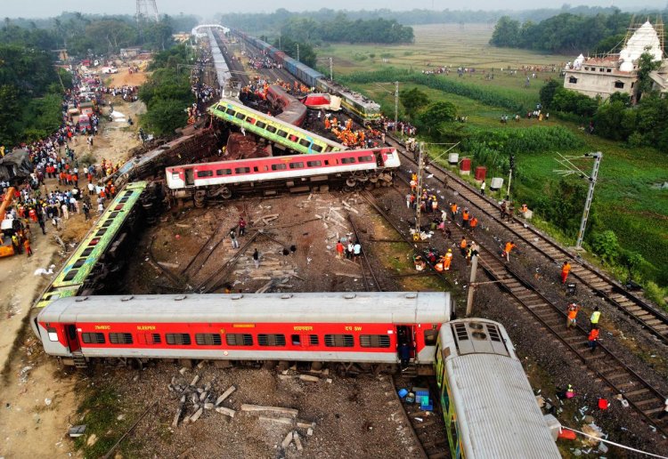 ভারতে ট্রেন দুর্ঘটনা, কোথায় গিয়ে থামবে মৃত্যুর গণনা!