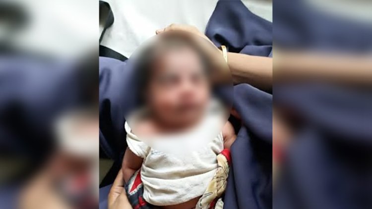 বাজারের ব্যাগে কাঁদছিল নবজাতক