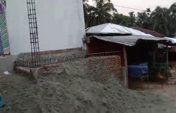 চরফ্যাশনের শশীভূষণে খাদ্য গুদামের সড়কে ঘর নির্মাণ