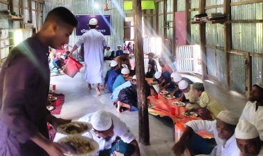 লালমোহনে ক্ষুদে শিক্ষার্থীদের নিয়ে ‘এক বেলা খাবার উৎসব’