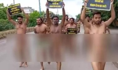 নগ্ন হয়ে প্রতিবাদ জানালো সরকারি চাকরিপ্রার্থীরা