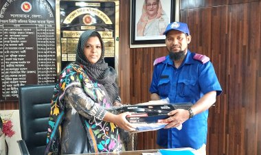 লালমোহনে গ্রাম পুলিশদের মাঝে প্রয়োজনীয় সামগ্রী বিতরণ