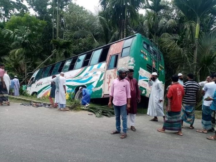 চরফ্যাশনে নিয়ন্ত্রণ হারিয়ে পথচারীকে চাপা দিলো বাস, খাদে পড়ে আহত ৩০ যাত্রী