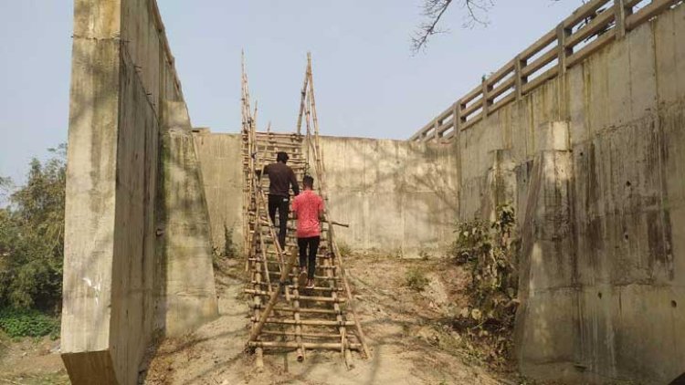 ৪ কোটি টাকার সেতুতে উঠতে লাগে মই!