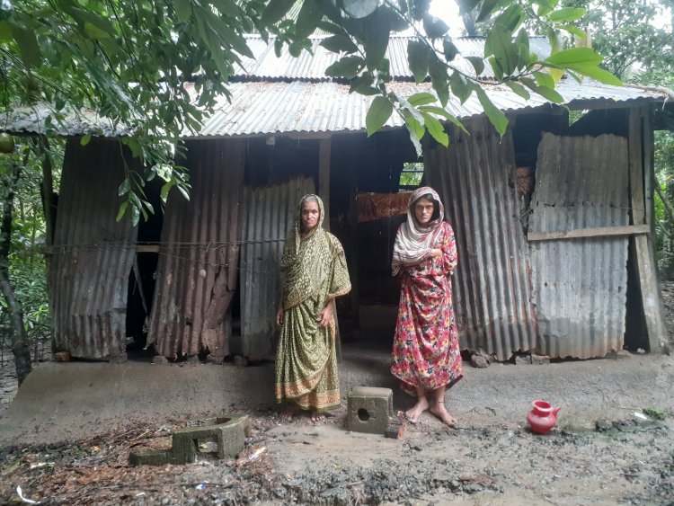 চরফ্যাশনে প্রতিবন্ধী মেয়েকে নিয়ে বিধবা মায়ের ভিক্ষা, ভাঙা ঘরে কাটে দিন