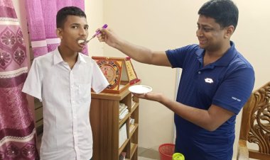 দুই হাত হারানো হোসেন কুইজ প্রতিযোগিতায় প্রথম হয়ে ওসির থেকে পেলেন আর্থিক সহায়তা