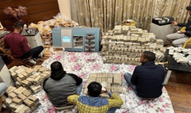 বিছানার তলা যেন টাকার গোডাউন!