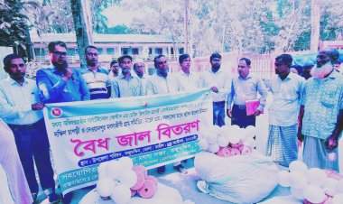 তজুমদ্দিনে নিবন্ধিত জেলেরা পেলেন বৈধ জাল