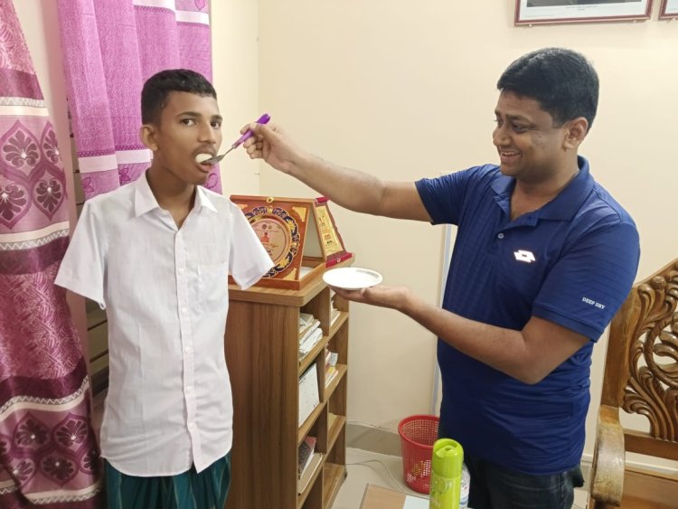 দুই হাত হারানো হোসেন কুইজ প্রতিযোগিতায় প্রথম হয়ে ওসির থেকে পেলেন আর্থিক সহায়তা