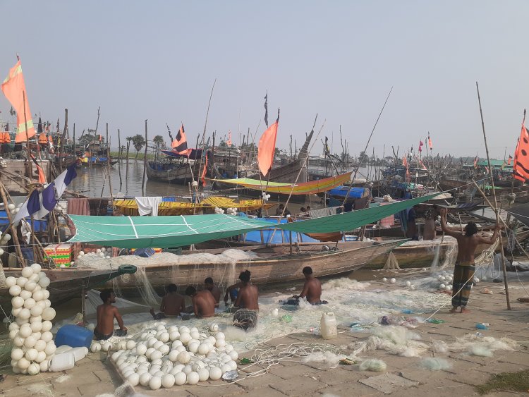 চরফ্যাশনে ট্রলারসহ ১২ মাঝিমাল্লা নিখোঁজ