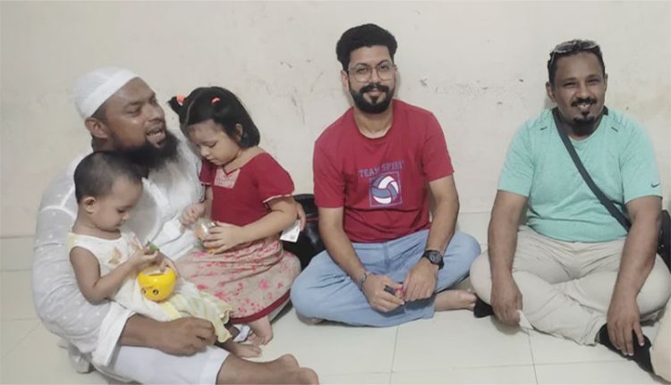 আন্তরিকতার টানে কর্মচারীর বাড়িতে ছুটে এলেন সৌদির দুই ভাই
