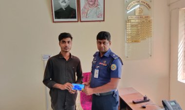 ১০ মোবাইল ও লাখ টাকা উদ্ধারের পর মালিকদের দিলো দক্ষিণ আইচা থানা পুলিশ