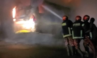 চরফ্যাশনে গভীর রাতে দুর্বৃত্তদের বাসে আগুন 