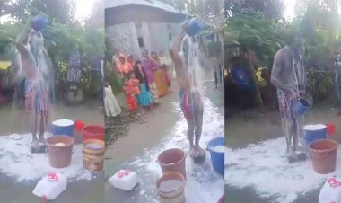 ১৬ বছরের সংসারের ইতি টেনে  দুধ দিয়ে গোসল করলেন যুবক