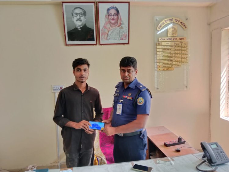 ১০ মোবাইল ও লাখ টাকা উদ্ধারের পর মালিকদের দিলো দক্ষিণ আইচা থানা পুলিশ
