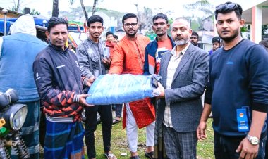 লালমোহনে রিকশা চালকদের মাঝে কম্বল বিতরণ