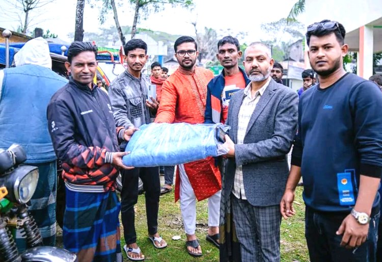 লালমোহনে রিকশা চালকদের মাঝে কম্বল বিতরণ