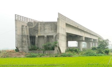 বিলের মাঝে নিঃসঙ্গ ৩৪ কোটি টাকার সেতু