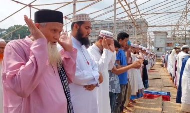 চরফ্যাশনে স্বস্তির বৃষ্টি পেতে নামাজ আদায়