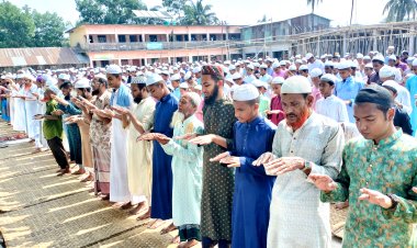 লালমোহনে দ্বিতীয় দিনের মতো বৃষ্টির জন্য মোনাজাতে মুসল্লিদের ঢল