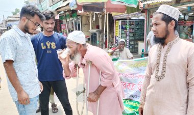 লালমোহনে পথচারী ও যানবাহন চালকদের শরবত পান করালো স্বেচ্ছাসেবীরা